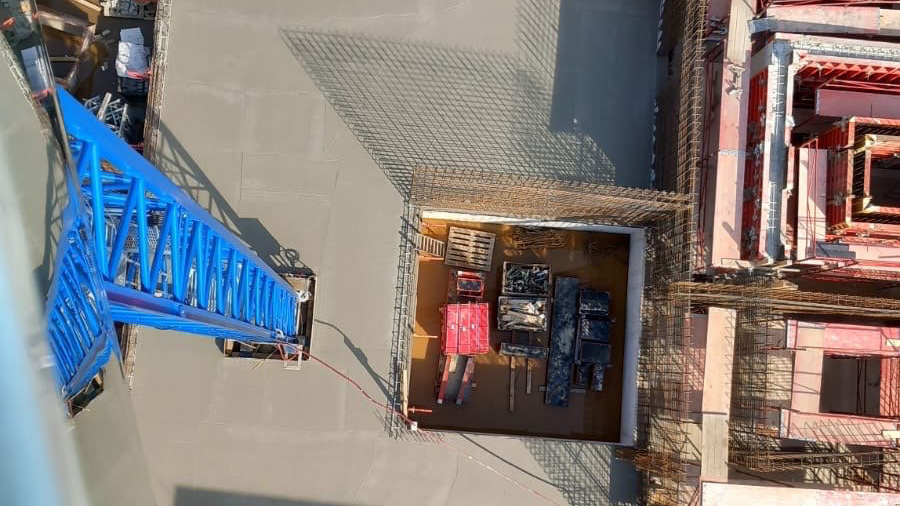 Pohled z věžového jeřábu na ŽB konstrukci